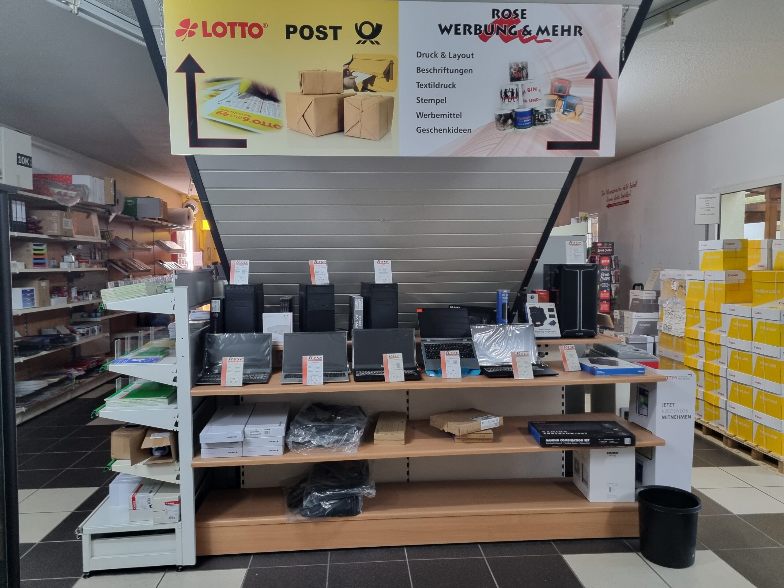 Ausstellung mit Computern und Notebooks