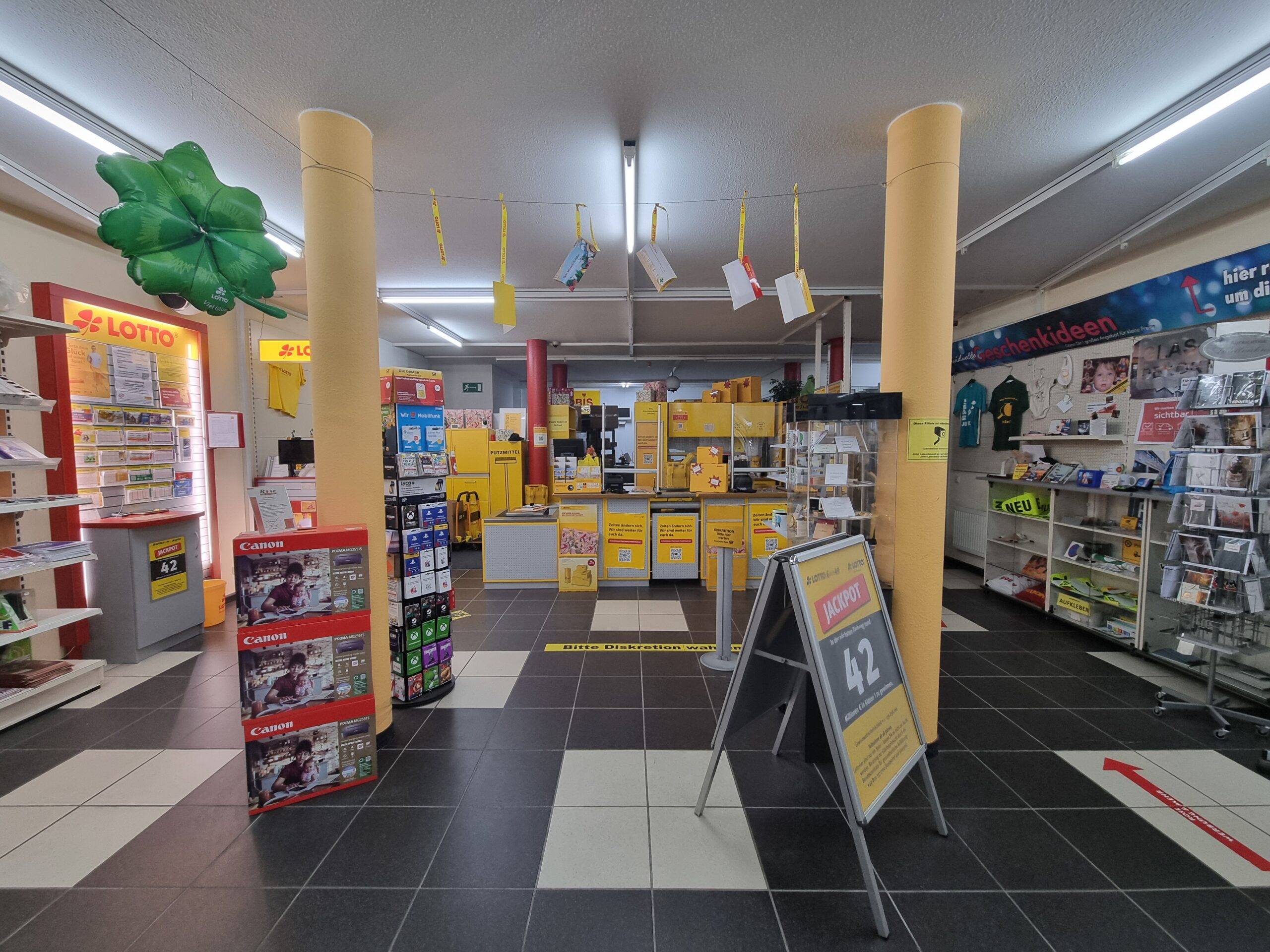 Blick in unser Geschäft mit Post- und Lottobereich